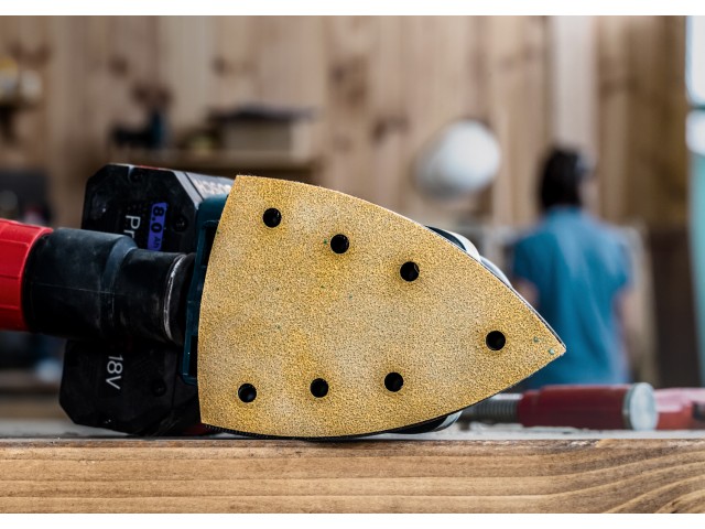 Brusni papir EXPERT Bosch z 8 luknjami za vibracijske brusilnike, Dimenzije: 80x133mm, Zrnatost: 120, 2608900881